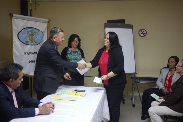 Entrega-de-Bonos-Dic.-2017-005-WEB-640×428